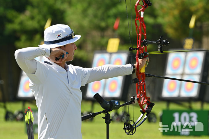 [광주=뉴시스] 이영주 기자 = 광주2025현대세계양궁선수권대회 막이 오른 5일 오후 광주 남구 광주국제양궁장에서 대한민국 양궁 컴파운드 국가대표 김종호 선수가 화살을 쏘고 있다. 2025.09.05 leeyj2578@newsis.com
