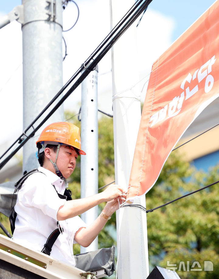 [대구=뉴시스] 이무열 기자 = 이준석 개혁신당 대표가 5일 대구 북구 경북대학교 북문 앞에서 정당 가입 독려 현수막을 직접 게첩하고 있다. 2025.09.05. lmy@newsis.com