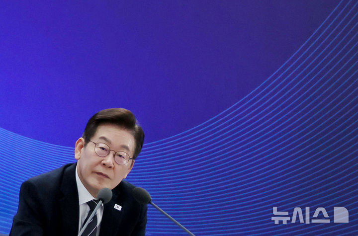 [인천=뉴시스] 최동준 기자 = 이재명 대통령이 5일 인천 송도 컨벤시아에서 열린 바이오 혁신 토론회에서 참석자 발언을 듣고 있다. (대통령실통신사진기자단) 2025.09.05. photocdj@newsis.com