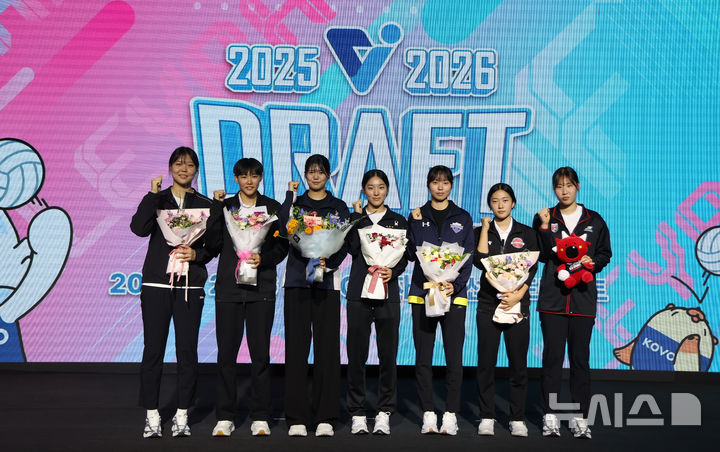 [서울=뉴시스] 김선웅 기자 = 5일 서울 강서구 메이필드 호텔에서 열린 2025-2026 KOVO(한국배구연맹) 여자 신인선수 드래프트에서 1라운드 구단 지명을 받은 신인 선수들이 기념사진을 촬영하고 있다. 왼쪽부터 한국도로공사 이지윤, 페퍼저축은행 김서영, IBK기업은행 하예지, GS칼텍스 최윤영, 현대건설 이채영, 페퍼저축은행 정솔민, 정관장 박여름. 2025.09.05. mangusta@newsis.com