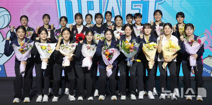 [서울=뉴시스] 김선웅 기자 = 5일 서울 강서구 메이필드 호텔에서 열린 2025-2026 KOVO(한국배구연맹) 여자 신인선수 드래프트에서 구단 지명을 받은 신인 선수들이 기념사진을 촬영하고 있다. 2025.09.05. mangusta@newsis.com