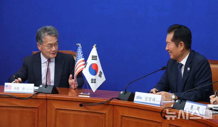 [서울=뉴시스] 고승민 기자 = 정청래 더불어민주당 대표와 조셉 윤 주한미국대사대리가 5일 서울 여의도 국회에서 만나 대화하고 있다. 2025.09.05. kkssmm99@newsis.com