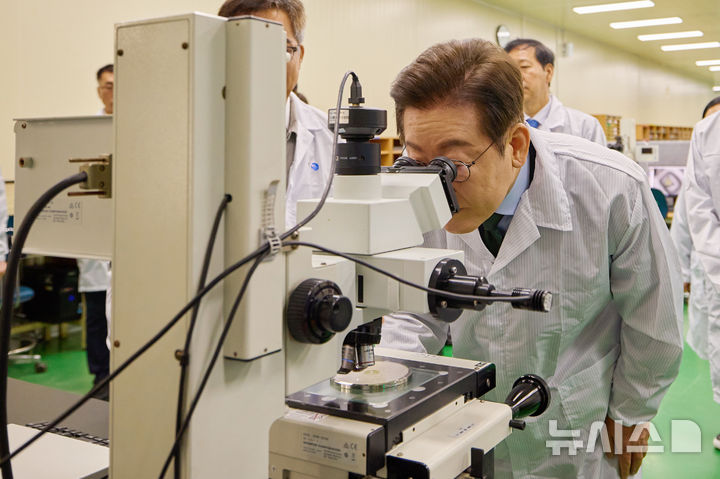 [서울=뉴시스] 이재명 대통령이 3일 경기도 안산시 새솔 다이아몬드공업을 방문해 현장을 살펴보고 있다. (사진=대통령실 제공) 2025.09.03. photo@newsis.com *재판매 및 DB 금지