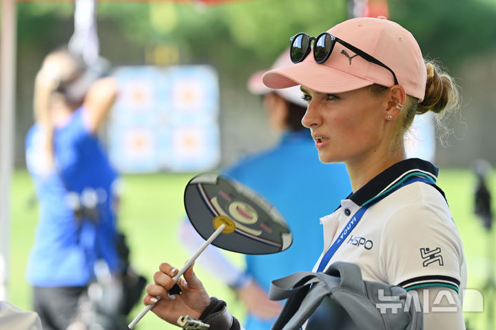 [광주=뉴시스] 이영주 기자 = 광주2025현대세계양궁선수권대회 막이 오른 5일 오후 광주 남구 광주국제양궁장에서 한 외국인 선수가 자유연습 도중 더위에 부채질을 하고 있다. 2025.09.05 leeyj2578@newsis.com