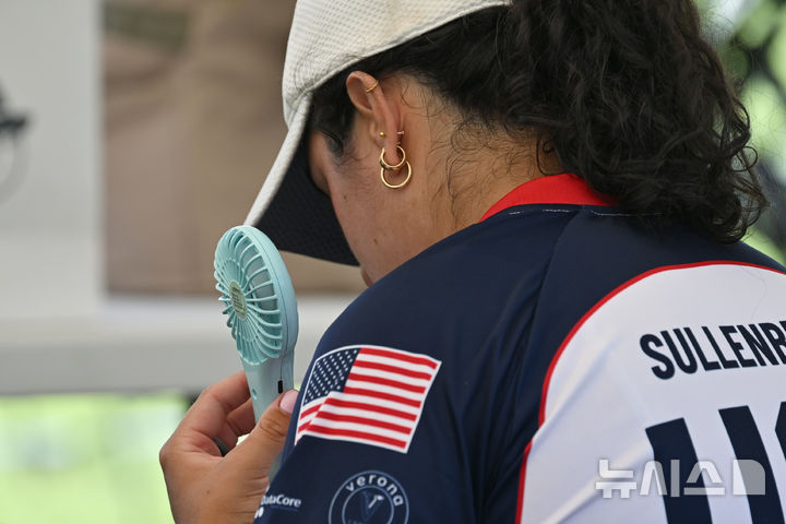 [광주=뉴시스] 이영주 기자 = 광주2025현대세계양궁선수권대회 막이 오른 5일 오후 광주 남구 광주국제양궁장에서 양궁 컴파운드 미국 국가대표 선수가 자유연습 도중 더위에 손풍기를 쐬고 있다. 2025.09.05 leeyj2578@newsis.com