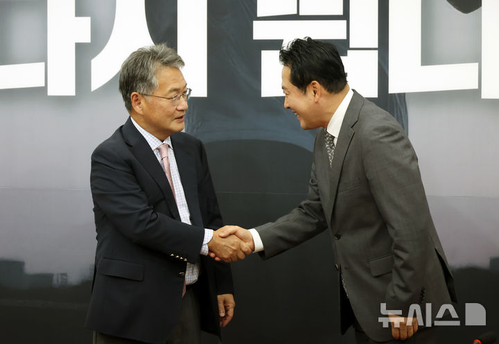 [서울=뉴시스] 고승민 기자 = 장동혁 국민의힘 대표와 조셉 윤 주한미국대사대리가 5일 서울 여의도 국회에서 만나 악수하고 있다. 2025.09.05. kkssmm99@newsis.com