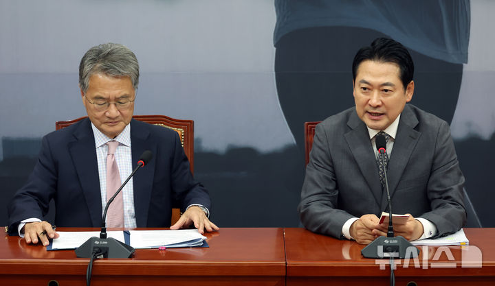 [서울=뉴시스] 고승민 기자 = 장동혁 국민의힘 대표와 조셉 윤 주한미국대사대리가 5일 서울 여의도 국회에서 만나 대화하고 있다. 2025.09.05. kkssmm99@newsis.com