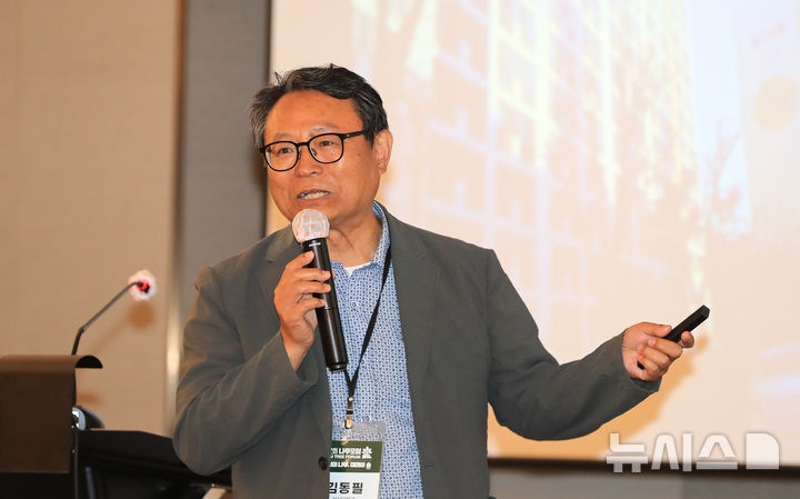 [제주=뉴시스] 우장호 기자 = 김동필 부산대학교 조경학과 교수가 5일 오후 제주시 연동 제주썬호텔 대회의장에서 열린 '2025 제2회 나무포럼 세션3-도시 계획과 가로수'에서 '도시 가로수와 보행환경'을 주제로 발표하고 있다.'도시의 나무, 미래의 숲'을 주제로 가로수의 현재와 미래에 대해 심층적으로 분석하는 이 포럼은 제주도와 뉴시스 제주본부, 국민일보가 주최하고 ICC JEJU 주관, 산림청과 한국산지보전협회 후원으로 마련됐다. 2025.09.05. woo1223@newsis.com