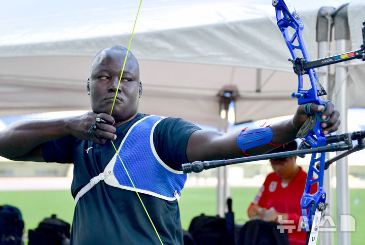 [광주=뉴시스] 류형근 기자 = 파리올림픽 '1점궁사' 아프리카 차드의 이스라엘 마다예가 5일 오후 광주 서구 광주월드컵경기장에서 '광주2025현대세계양궁선수권대회' 출전을 앞두고 장비를 점검하고 있다. 2025.09.05. hgryu77@newsis.com