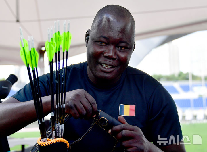 [광주=뉴시스] 류형근 기자 = 파리올림픽 '1점궁사' 아프리카 차드의 이스라엘 마다예가 5일 오후 광주 서구 광주월드컵경기장에서 '광주2025현대세계양궁선수권대회' 출전을 앞두고 장비를 점검하고 있다. 2025.09.05. hgryu77@newsis.com