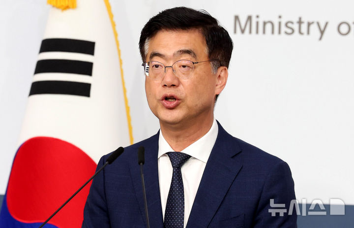 [서울=뉴시스] 추상철 기자 = 이재웅 외교부 대변인이 5일 오후 서울 종로구 정부서울청사에서 '미국 조지아주 현대자동차-LG에너지솔루션 공장 한국인 포함 불법체류자 체포'와 관련 브리핑을 하고 있다. 2025.09.05. scchoo@newsis.com