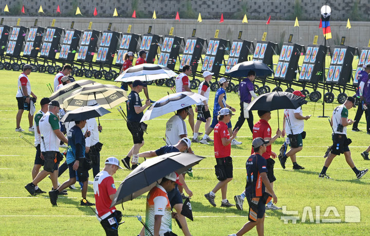 [광주=뉴시스] 이영주 기자 = 광주2025현대세계양궁선수권대회 막이 오른 5일 오후 광주 남구 광주국제양궁장에서 컴파운드 종목 참가 선수들이 자유연습하고 있다. 2025.09.05 leeyj2578@newsis.com