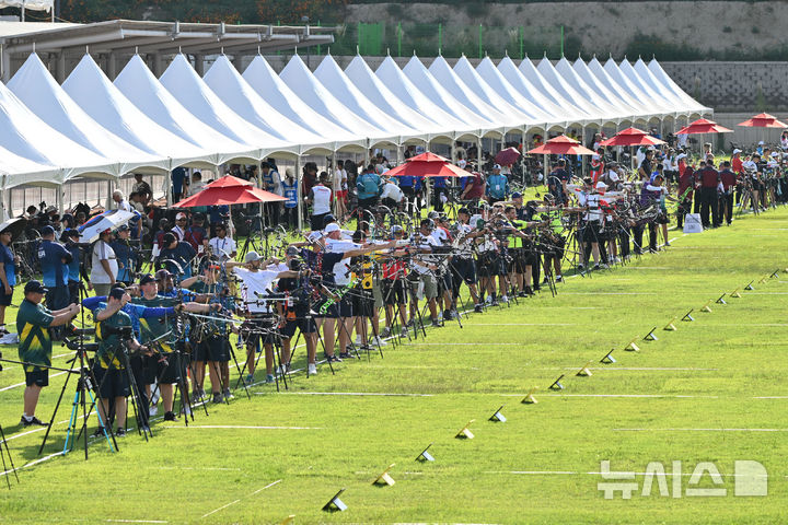 [광주=뉴시스] 이영주 기자 = 광주2025현대세계양궁선수권대회 막이 오른 5일 오후 광주 남구 광주국제양궁장에서 컴파운드 종목 참가 선수들이 자유연습하고 있다. 2025.09.05 leeyj2578@newsis.com