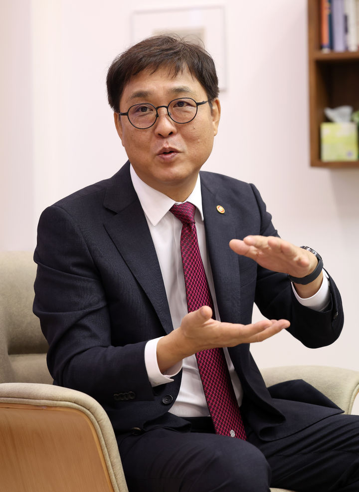 [서울=뉴시스] 조성우 기자 = 최휘영 문화체육관광부 장관이 5일 서울 서초구 대한민국예술원에서 신수정 대한민국예술원 회장을 비롯한 회장단을 만나 간담회를 갖고 있다. (사진=문화체육관광부 제공) 2025.09.05. photo@newsis.com *재판매 및 DB 금지