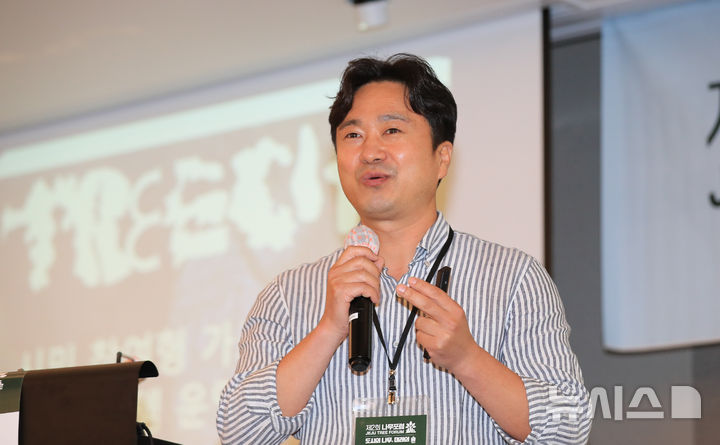 [제주=뉴시스] 우장호 기자 = 최진우 가로수시민연대 대표가 5일 오후 제주시 연동 제주썬호텔 대회의장에서 열린 '2025 제2회 나무포럼 세션4-시민과 함께 가꾸는 제주 가로수의 미래'에서 '시민 참여형 가로수 관리 시스템 운영 사례'를 주제로 발표하고 있다. '도시의 나무, 미래의 숲'을 주제로 가로수의 현재와 미래에 대해 심층적으로 분석하는 이 포럼은 제주도와 뉴시스 제주본부, 국민일보가 주최하고 ICC JEJU 주관, 산림청과 한국산지보전협회 후원으로 마련됐다. 2025.09.05. woo1223@newsis.com