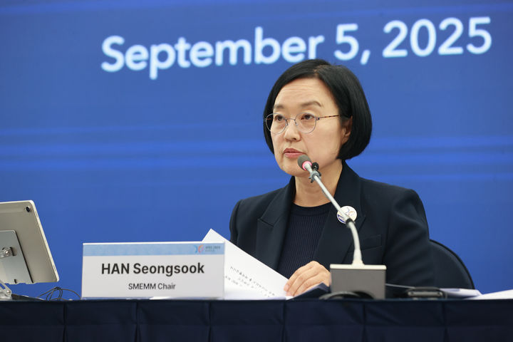 [서울=뉴시스] 조성우 기자 = 한성숙 중소벤처기업부 장관이 5일 제주 국제컨벤션센터에서 열린 제31차 APEC 중소기업 장관회의를 마치고 기자회견을 하고 있다. (사진=중소벤처기업부 제공) 2025.09.05. photo@newsis.com *재판매 및 DB 금지