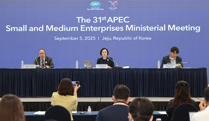 [서울=뉴시스] 조성우 기자 = 한성숙 중소벤처기업부 장관이 5일 제주 국제컨벤션센터에서 열린 제31차 APEC 중소기업 장관회의를 마치고 기자회견을 하고 있다. (사진=중소벤처기업부 제공) 2025.09.05. photo@newsis.com *재판매 및 DB 금지