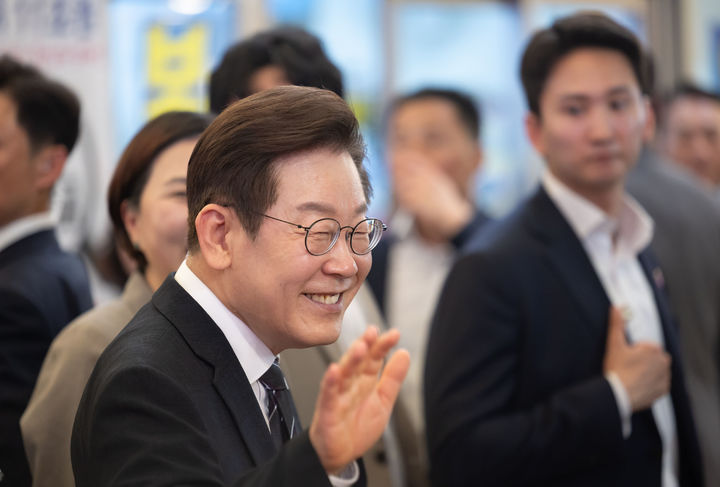 [서울=뉴시스] 최동준 기자 = 이재명 대통령이 5일 인천 용현시장을 방문해 민생회복 소비쿠폰 민심 청취 등을 하며 상인들과 인사하고 있다. (사진=대통령실 제공) 2025.09.05. photo@newsis.com *재판매 및 DB 금지