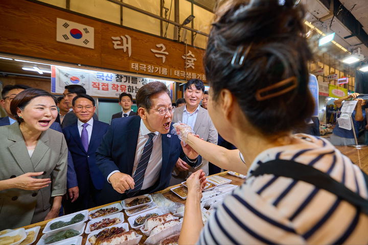 [서울=뉴시스] 최동준 기자 = 이재명 대통령이 5일 인천 용현시장을 방문해 민생회복 소비쿠폰 민심 청취 등을 하며 음식을 맛보고 있다. (사진=대통령실 제공) 2025.09.05. photo@newsis.com *재판매 및 DB 금지