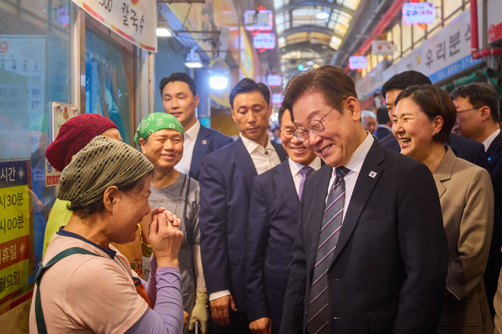 [서울=뉴시스] 최동준 기자 = 이재명 대통령이 지난 5일 인천 용현시장을 방문해 민생회복 소비쿠폰 민심 청취 등을 하며 상인들과 인사하고 있는 모습. (사진=대통령실 제공) 2025.09.05. photo@newsis.com *재판매 및 DB 금지