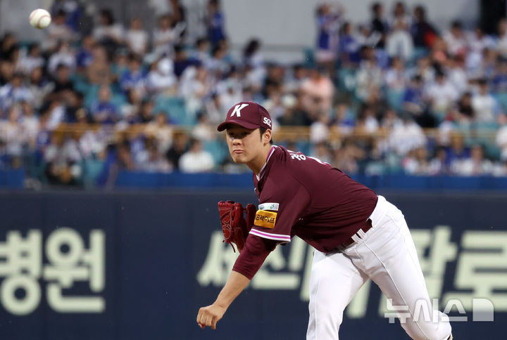 [대구=뉴시스] 이무열 기자 = 5일 대구 수성구 삼성라이온즈파크에서 열린 2025 신한 SOL 뱅크 KBO 리그 키움 히어로즈와 삼성 라이온즈의 경기, 1회말 키움 선발투수 정현우가 역투하고 있다. 2025.09.05. lmy@newsis.com