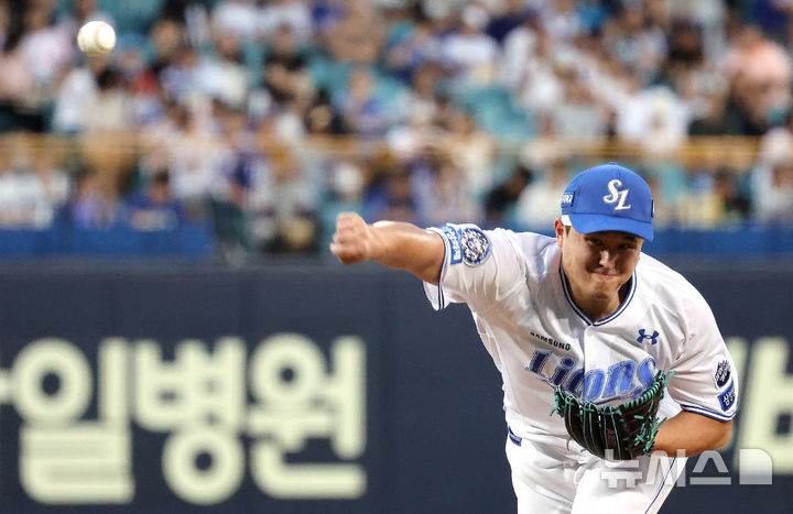 [대구=뉴시스] 이무열 기자 = 5일 대구 수성구 삼성라이온즈파크에서 열린 2025 신한 SOL 뱅크 KBO 리그 키움 히어로즈와 삼성 라이온즈의 경기, 1회초 삼성 선발투수 최원태가 역투하고 있다. 2025.09.05. lmy@newsis.com