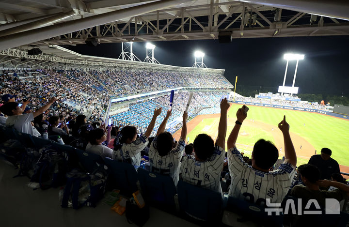 [대구=뉴시스] 이무열 기자 = 한국프로야구가 단일 시즌 최다 관중 신기록을 작성했다. 대구에는 2만4000명 만원 관중이 들어차며 삼성은 시즌 47번째 홈 경기 매진을 기록했다. 인천에는 2만1529명이, 창원에는 6590명의 관객이 찾았다.이에 이날 경기 전까지 1084만9054명을 기록했던 올 시즌 총관객 수는 지난해 1088만7705명을 뛰어 넘는 1090만1173명을 달성했다. 사진은 이날 대구 수성구 삼성라이온즈파크에서 열린 KBO 리그 키움 히어로즈와 삼성 라이온즈의 경기에서 관중들이 열띤 응원을 하고 있다. 2025.09.05. lmy@newsis.com