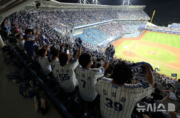 [대구=뉴시스] 이무열 기자 = 한국프로야구가 단일 시즌 최다 관중 신기록을 작성했다. 대구에는 2만4000명 만원 관중이 들어차며 삼성은 시즌 47번째 홈 경기 매진을 기록했다. 인천에는 2만1529명이, 창원에는 6590명의 관객이 찾았다.이에 이날 경기 전까지 1084만9054명을 기록했던 올 시즌 총관객 수는 지난해 1088만7705명을 뛰어 넘는 1090만1173명을 달성했다. 사진은 이날 대구 수성구 삼성라이온즈파크에서 열린 KBO 리그 키움 히어로즈와 삼성 라이온즈의 경기에서 관중들이 열띤 응원을 하고 있다. 2025.09.05. lmy@newsis.com