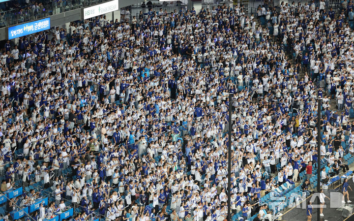 [대구=뉴시스] 이무열 기자 = 한국프로야구가 단일 시즌 최다 관중 신기록을 작성했다. 대구에는 2만4000명 만원 관중이 들어차며 삼성은 시즌 47번째 홈 경기 매진을 기록했다. 인천에는 2만1529명이, 창원에는 6590명의 관객이 찾았다.이에 이날 경기 전까지 1084만9054명을 기록했던 올 시즌 총관객 수는 지난해 1088만7705명을 뛰어 넘는 1090만1173명을 달성했다. 사진은 이날 대구 수성구 삼성라이온즈파크에서 열린 KBO 리그 키움 히어로즈와 삼성 라이온즈의 경기에서 관중들이 열띤 응원을 하고 있다. 2025.09.05. lmy@newsis.com