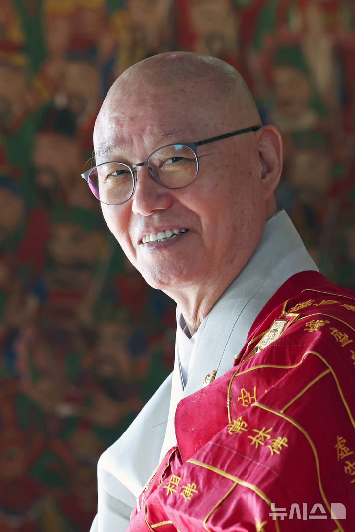 [서울=뉴시스] 박진희 기자 = 한국불교태고종 총무원장 상진스님이 지난 4일 서울 종로구 태고종 총무원 법당에서 인터뷰 사진촬영을 하고 있다. 2025.09.06. pak7130@newsis.com