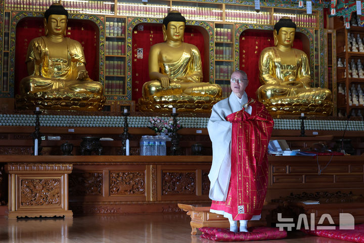 [서울=뉴시스] 박진희 기자 = 한국불교태고종 총무원장 상진스님이 지난 4일 서울 종로구 태고종 총무원 법당에서 인터뷰 사진촬영을 하고 있다. 2025.09.06. pak7130@newsis.com