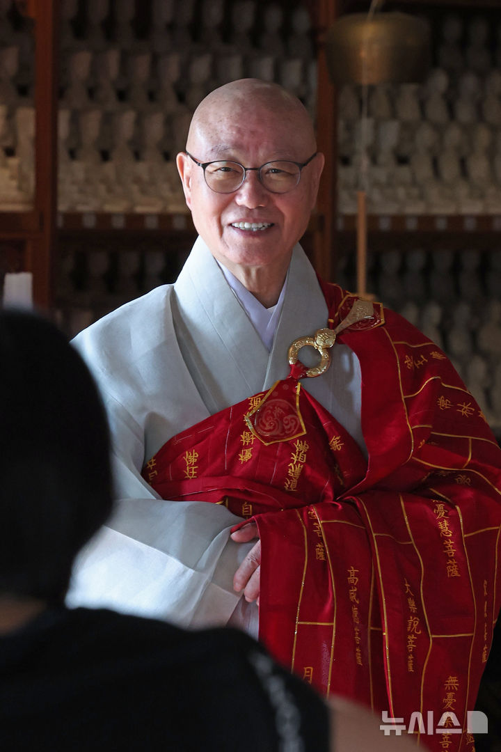 [서울=뉴시스] 박진희 기자 = 한국불교태고종 총무원장 상진스님이 지난 4일 서울 종로구 태고종 총무원 법당에서 인터뷰 사진촬영을 하고 있다. 2025.09.06. pak7130@newsis.com