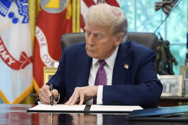 [워싱턴=AP/뉴시스]도널드 트럼프 미국 대통령이 5일(현지 시간) 워싱턴DC 백악관 집무실에서 미 국방부 명칭을 전쟁부로 변경하는 행정명령에 서명하고 있다. 2025.09.06.