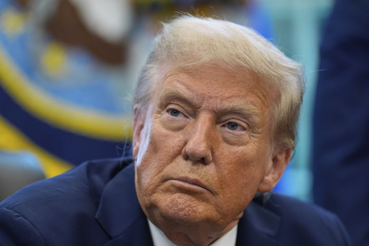 [워싱턴=AP/뉴시스]도널드 트럼프 미 대통령이 5일(현지시각) 워싱턴DC 백악관 집무실에서 행정명령에 서명한 뒤 발언하고 있다. 그는 이날 유럽연합(EU)이 독점금지법 위반을 이유로 구글에 29억5000만 유로(약 4조8045억원)의 벌금을 부과한 직후 유럽연합(EU)에 관세를 추가로 더 부과하겠다고 위협했다. 2025.09.06.