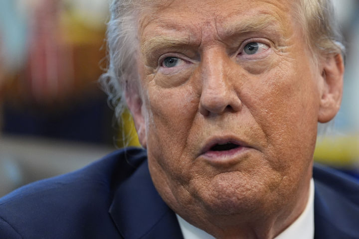 [워싱턴=AP/뉴시스]도널드 트럼프 미국 대통령이 5일(현지 시간) 워싱턴DC 백악관 집무실에서 행정명령에 서명한 뒤 발언하고 있다. 2025.09.06.