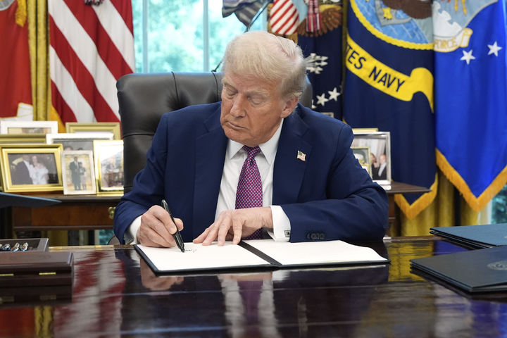 [워싱턴=AP/뉴시스]도널드 트럼프 미 대통령이 5일(현지시각) 미국인 구금, 인질을 막기 위한 '불법 구금 후원국' 지정 행정명령에 서명하고 있다. 2025.9.6.