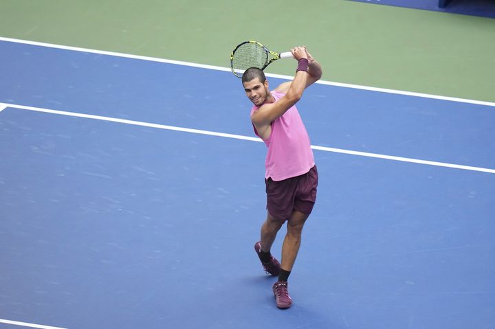 [뉴욕=AP/뉴시스] 카를로스 알카라스(2위·스페인)가 5일(현지 시간) 미국 뉴욕의 빌리진킹 내셔널 테니스 센터에서 열린 US 오픈 남자 단식 4강전에서 노바크 조코비치(7위·세르비아)를 물리친 후 골프 세리머니를 하고 있다. 알카라스가 3-0(6-4 7-6 6-2)으로 승리하고 결승에 선착했다. 2025.09.06.