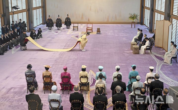 [AP/뉴시스] 일본 나루히토 왕의 동생이자 왕세자인 아키시노의 아들인 해사시토 왕자가 6일 19세 생일을 맞아 성년식을 국왕과&nbsp; 왕세자 부처 및 왕실의 공주들 앞에서 치르고 있다