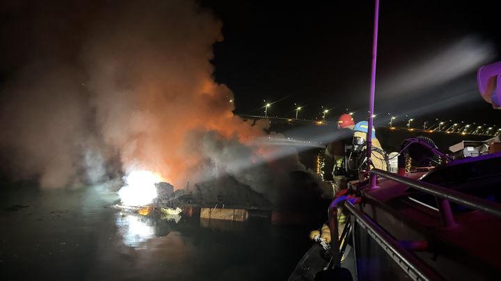 [여수=뉴시스] 6일 오전 전남 여수시 돌산읍 군내리 앞 약 500m해상 가두리 양식장에서 화재가 발생했다. (사진=여수해경 제공) 2025.09.06. photo@newsis.com *재판매 및 DB 금지