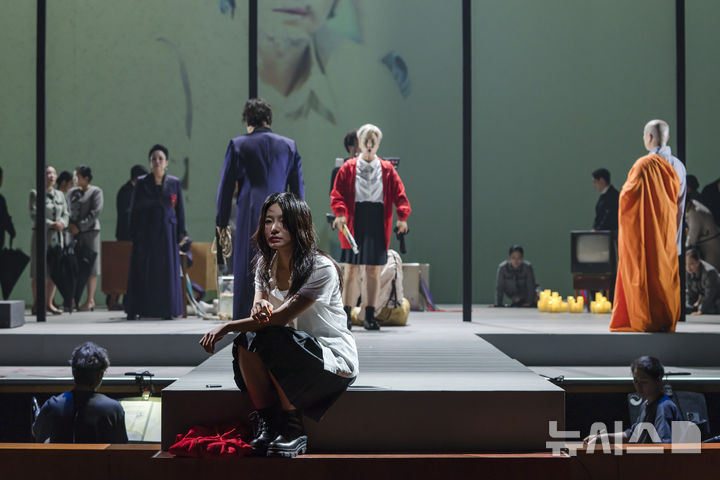  [서울=뉴시스]국립창극단 '심청' 공연에서 마지막 장면. 심청이 담배를 피우고 있다. (사진=국립극장 제공)