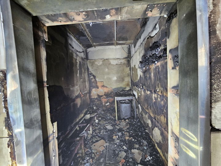 [아산=뉴시스] 지난 5일 현대자동차 아산공장 4층짜리 문화관 건물 3층 사우나실에서 불이 나 사우나실 일부가 탔다. (사진=아산소방서 제공) 2025.09.06. photo@newsis.com *재판매 및 DB 금지