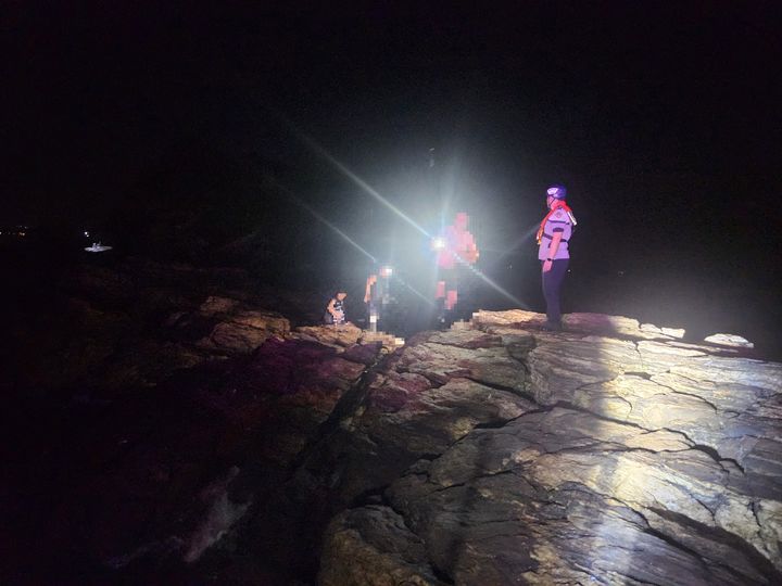 [태안=뉴시스] 태안해경이 6일 오전 충남 태안군 원북면 민어도 갯바위에 고립된 40대 낚시객 3명을 구조하고 있다. (사진=태안해양경찰서 제공)2025.09.06. photo@newsis.com&nbsp; *재판매 및 DB 금지