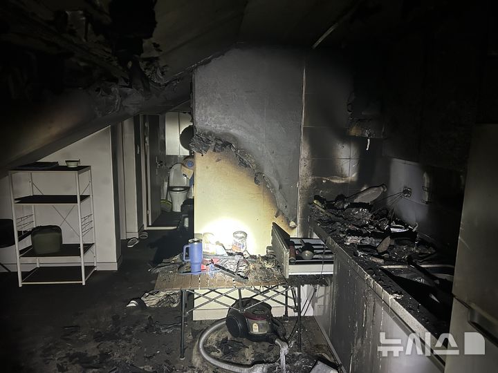 [포항=뉴시스] 안병철 기자 = 6일 새벽 12시47분께 경북 포항시 남구 동해면 한 빌라에서 불이 나 반려묘 1마리가 폐사했다.(사진=경북소방본부 제공) 2025.09.06. photo@newsis.com