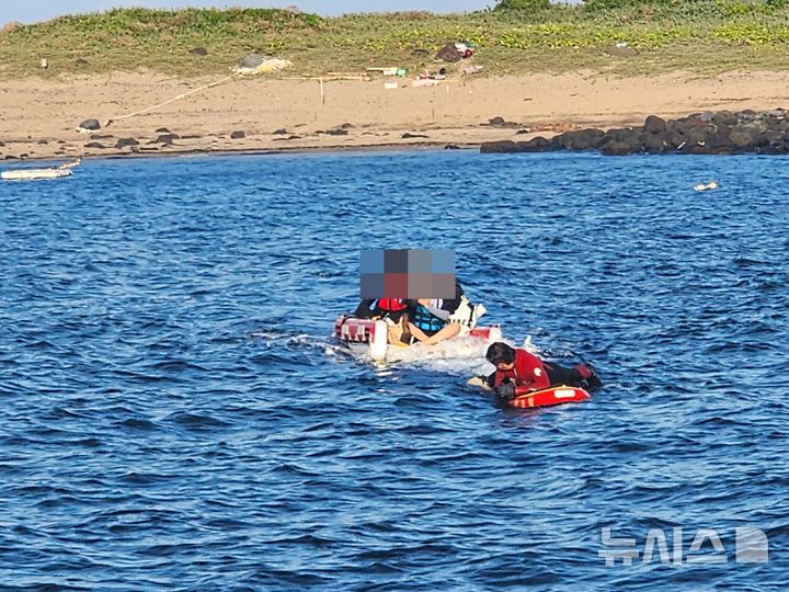 [제주=뉴시스] 5일 오후 제주 서귀포시 형제섬에서 해경이 고립된 낚시객들을 구조하고 있다. (사진=서귀포해양경찰서 제공) 2025.09.06. photo@newsis.com