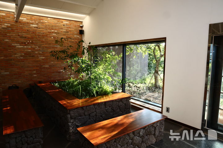 [제주=뉴시스] 제주 서귀포시 안덕면 화순리에 위치한 카페 포레스트제이카우쉐드는 옛 축사와 숙소, 창고를 카페로 재생한 곳이다. 돌창고를 리모델링해 만든 카페의 내부 모습. (사진 = 농식품부 공동취재단) 2025.09.03.