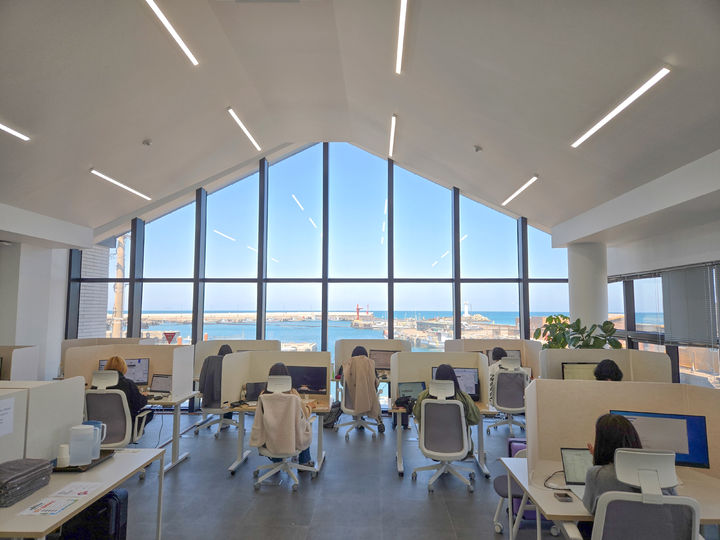 [제주=뉴시스] 제주시 구좌읍 세화리에 위치한 질그랭이 거점센터의 워케이션 공간의 모습. (사진 = 세화마을 제공) 2025.09.04. 