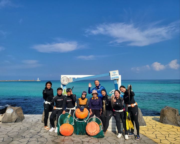 [제주=뉴시스] 제주시 구좌읍 세화리 세화마을에서 진행 중인 해녀 관련 프로그램. (사진 = 세화마을 제공) 2025.09.04.