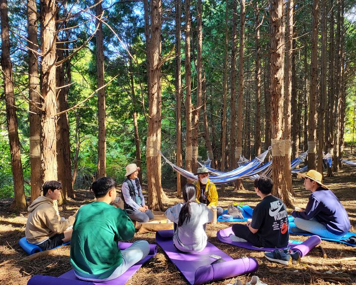 [제주=뉴시스] 제주시 구좌읍 세화리 세화마을에서 진행 중인 다랑쉬 오름 웰니스 투어 프로그램. (사진 = 세화마을 제공) 2025.09.04.