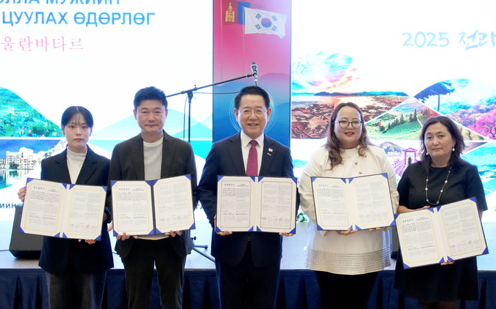 [무안=뉴시스] 몽골을 방문 중인 김영록 전남지사가 지난 5일(현지 시간) 울란바토르 한 호텔에서 열린 전남관광설명회에 참석, 현지 여행사·국내여행사 대표들과 업무협약을 하고 있다. (사진 제공 = 전남도). 2025.09.06. photo@newsis.com *재판매 및 DB 금지