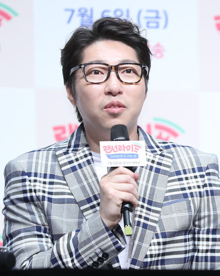 [서울=뉴시스]조수정 기자 = JTBC 신규 예능 프로그램 '랜선라이프-크리에이터가 사는 법' 제작발표회가 열린 5일 오전 서울 상암동 JTBCT사옥에서 크리에이터 대도서관(나동현)이 질문에 답하고 있다. '랜선라이프-크리에이터가 사는 법'은 6일 밤 9시 첫 방송된다. 2018.07.05. chocrystal@newsis.com *재판매 및 DB 금지